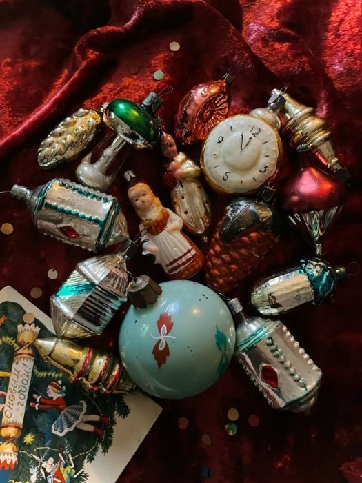 Почему не стоит вешать на новогоднюю елку заклеенные игрушки