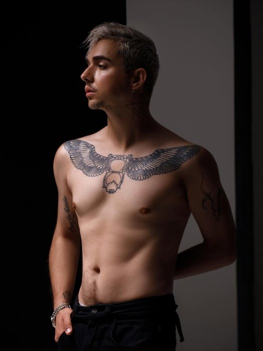 Меловін без футболки, фото