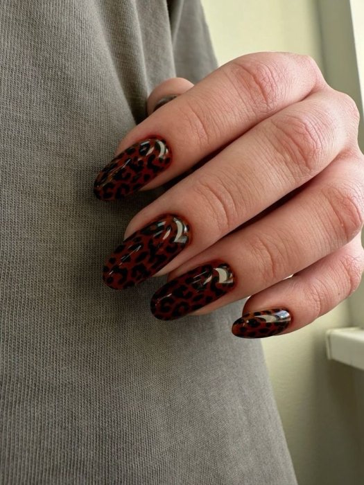 Самые модные бордовые ногти на осень 2025