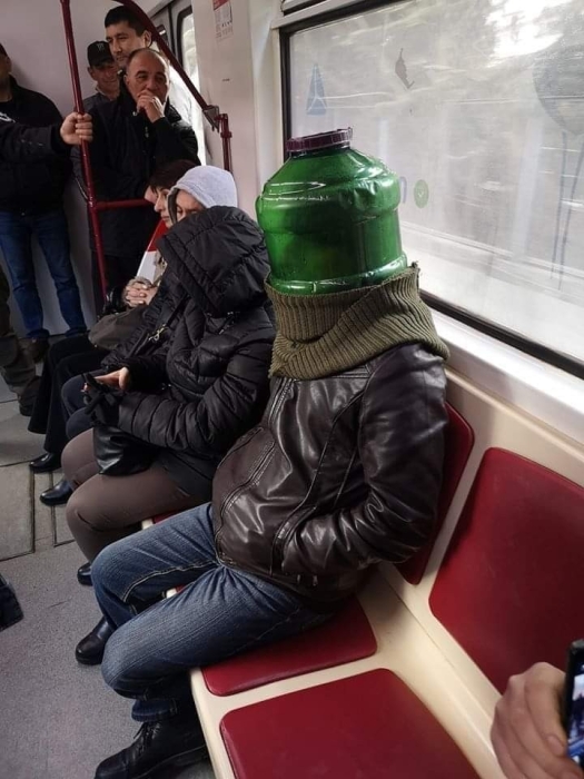 Дивні люди в метро фото