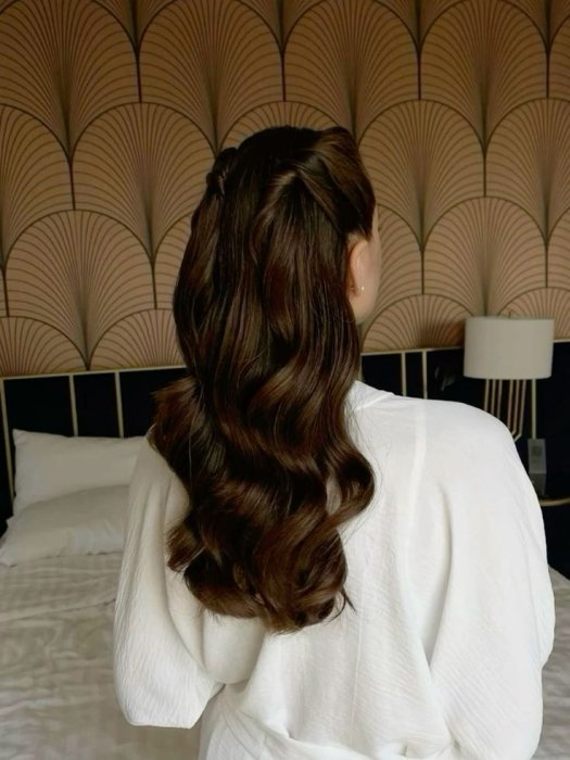 Красиві та прості зачіски на випускний 2025, фото