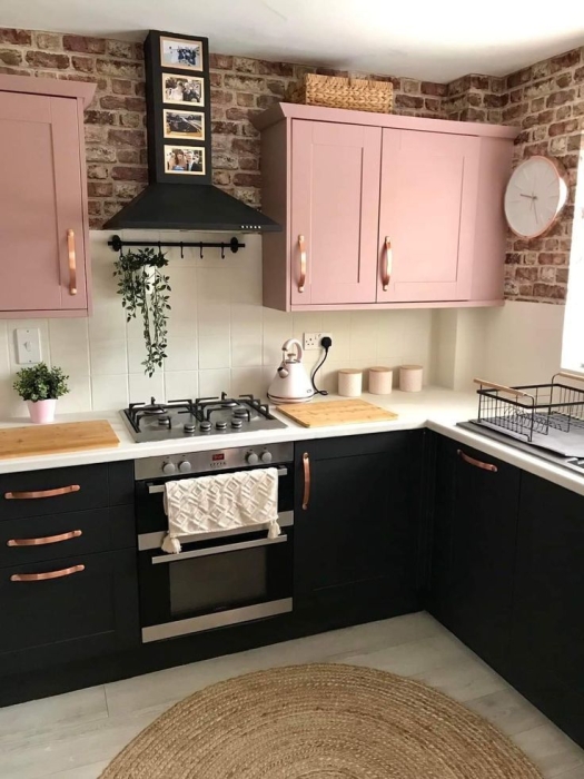 Рожевий + чорний: ультрамодні кухні