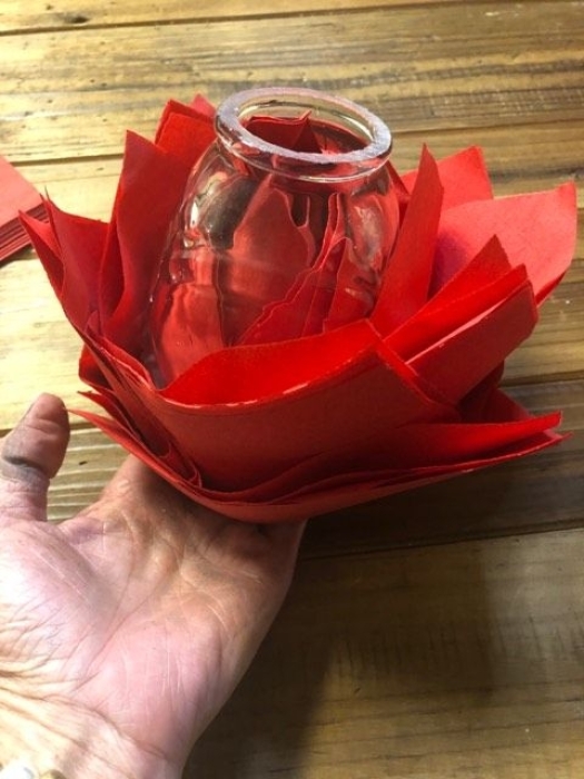 Троянди, лілеї та сердечки: майстер-клас, як скласти серветку на святковий стіл (ФОТО) - фото №5