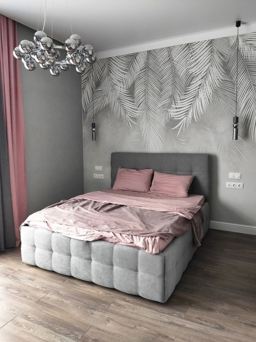 Сіре ліжко у спальні, фото