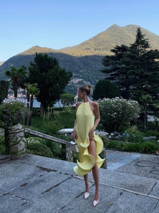 Леони Ханне показала, с чем носить желтое платье