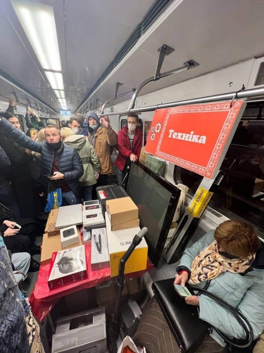 Маникюрный салон, базар и барбершоп: в киевском метро устроили акцию против нелегальной торговли (ФОТО) - фото №2