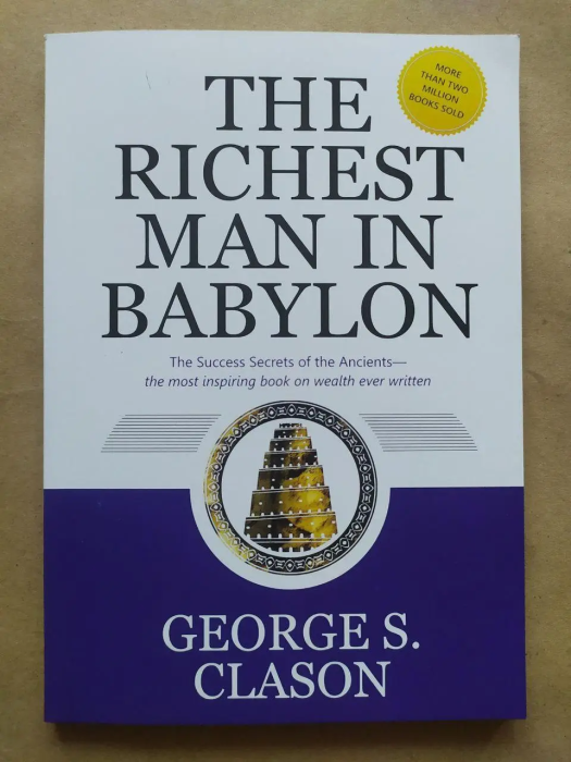 На фото книга Найбагатша людина в Вавилоні