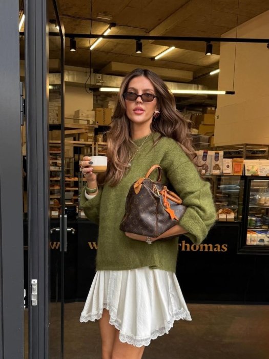 Модний светр фісташкового кольору на осінь 2025, фото