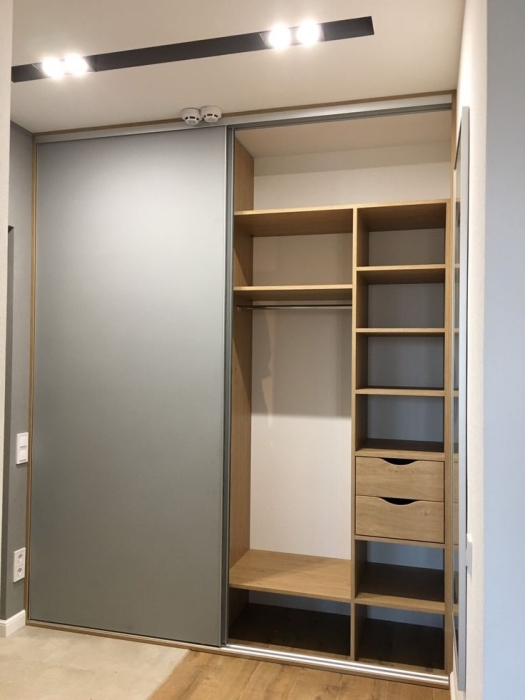 Удобный шкаф для коридора, фото