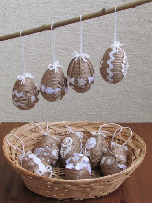Яйца из шпагата, украшенные кружевом и бусинками, фото