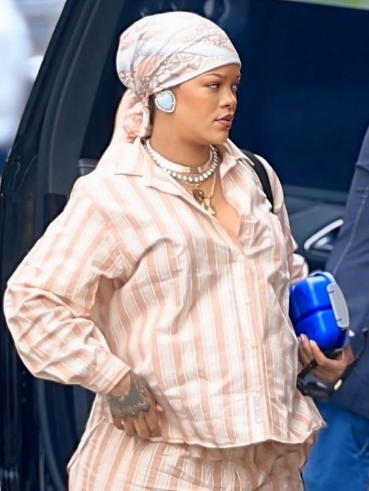 Рианна показалась в модном костюме 2025 года