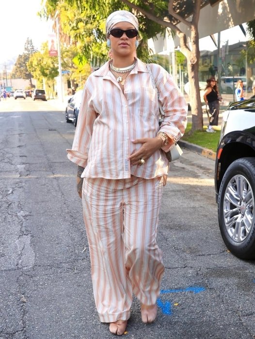 Рианна показалась в модном костюме 2025 года