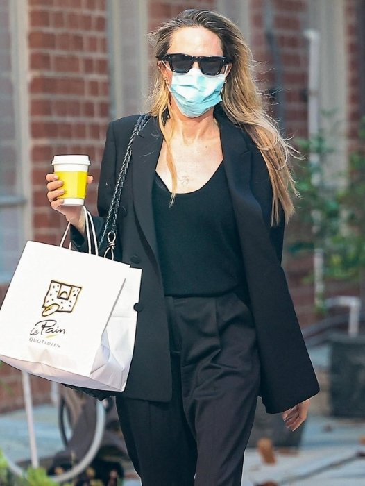 Анджелина Джоли показала, с чем носить деловой костюм