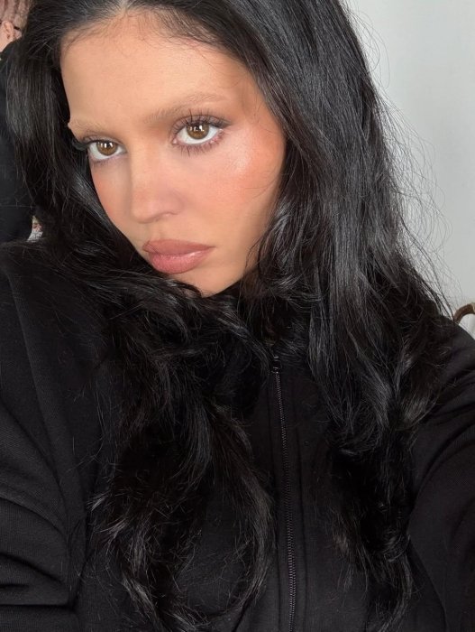 Кайли Дженнер с освещенными бровями, фото