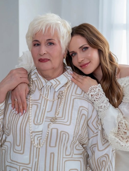 Наталка Денисенко і мама засвітилися в ніжних обіймах, фото