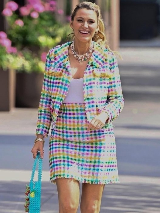 Блейк Лайвлі показалася у твідовому костюмі - з чим такий носити