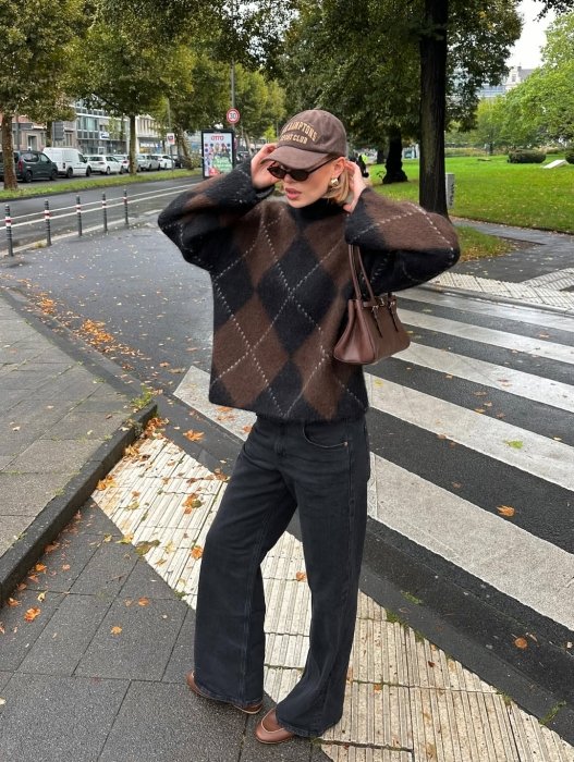 Модный свитер с ромбами.