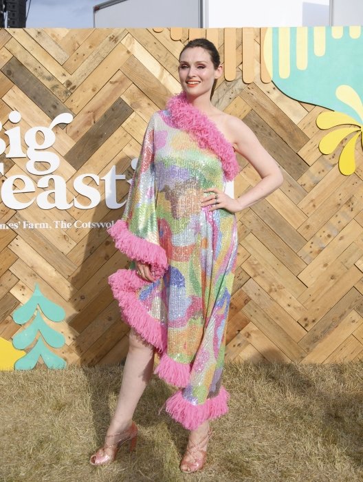 Софи Эллис-Бекстор показала, с чем носить яркое платье