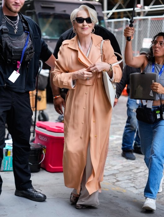 Мерил Стрип показала, с чем носить молочный костюм