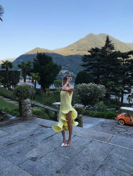 Леони Ханне показала, с чем носить желтое платье