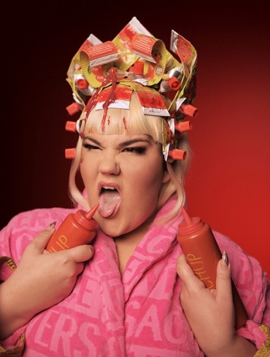 Пищевая зависимость и троллинг в новом клипе победительницы Евровидения Netta (ВИДЕО) - фото №2