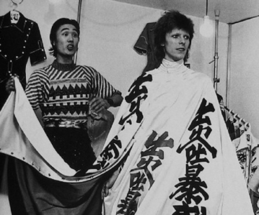 Умер японский дизайнер Кансай Ямамото, который создавал легендарные костюмы Дэвида Боуи  - фото №2