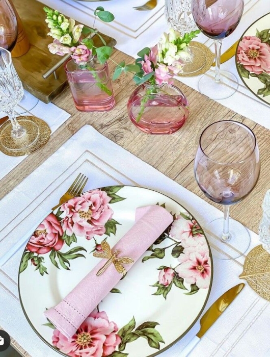 Сервировка стола в цветочной посуде, фото