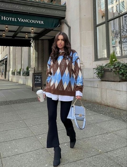 Модный свитер с ромбами.