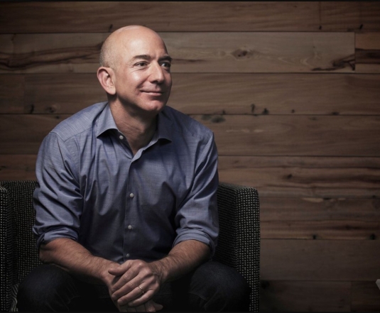 Джефф Безос станет первым триллионером в мире: сколько заработал владелец Amazon во время пандемии? - фото №1
