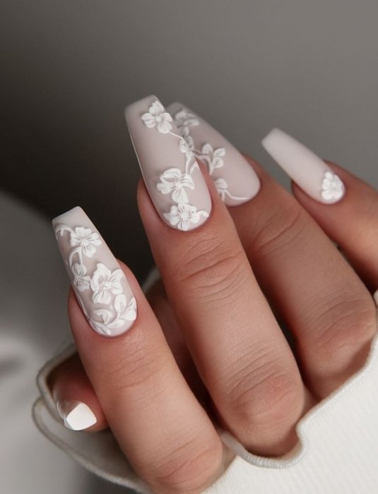 Стильний манікюр для нареченої на весну