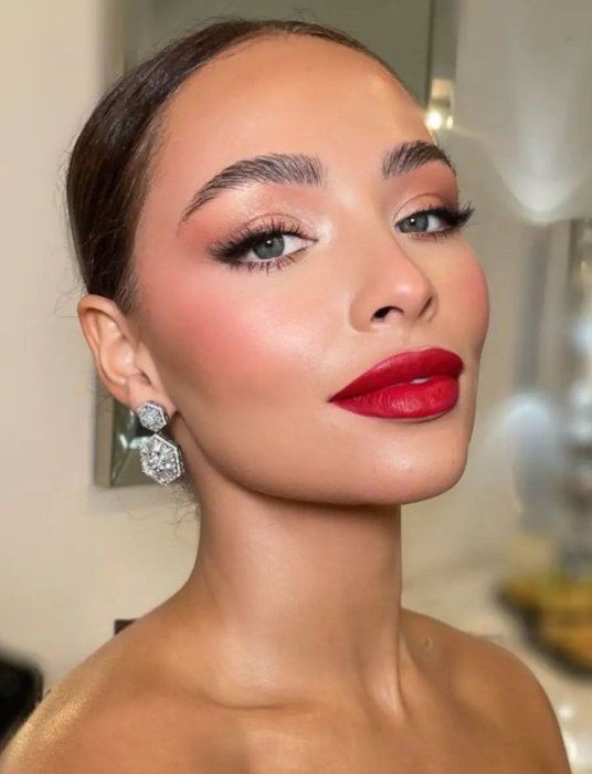 Красные губы макияж.