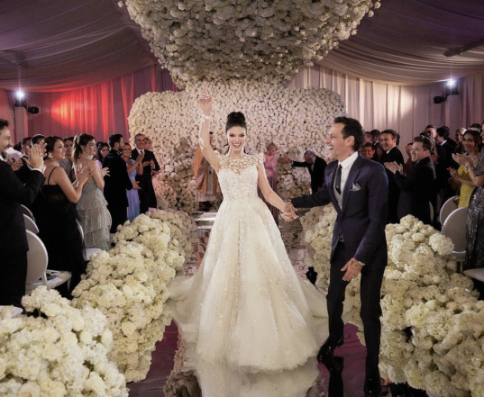 Розкішні сукні на пишні гуляння: пригадуємо найгучніші весілля закордонних зірок у 2023 році (ФОТО) - фото №3