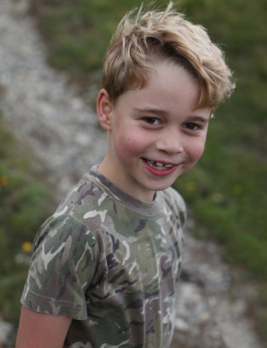 Принцу Джорджу исполнилось 7 лет: Кейт Миддлтон поделилась новым фото очаровательного сына  - фото №1