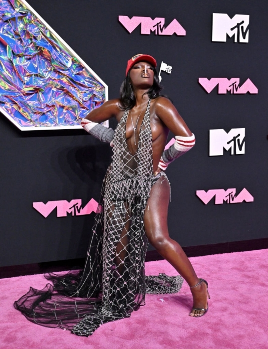 "Голые платья" и смелые вырезы: самые откровенные образы звезд на красной дорожке MTV Video Music Award 2023 - фото №8