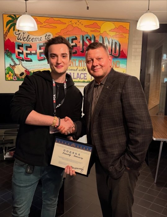 В’ячеслав Хостікоєв і Валерій Залужний, який вручив нагороду