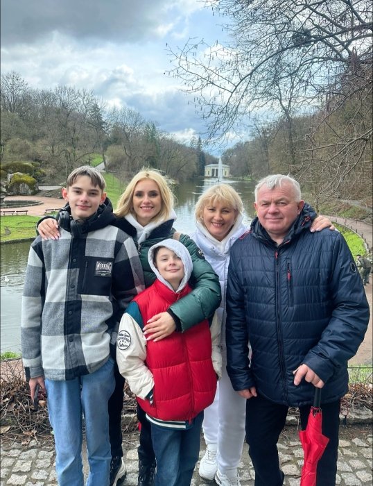 Ирина Федишин с детьми и родителями, фото