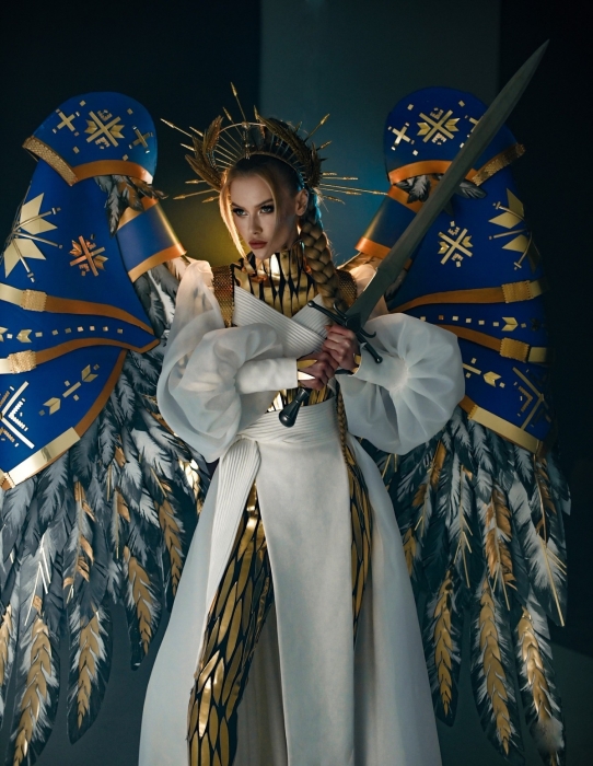 В образе Архангела Михаила: Виктория Апанасенко показала национальный костюм для "Мисс Вселенная-2022" (ФОТО) - фото №1