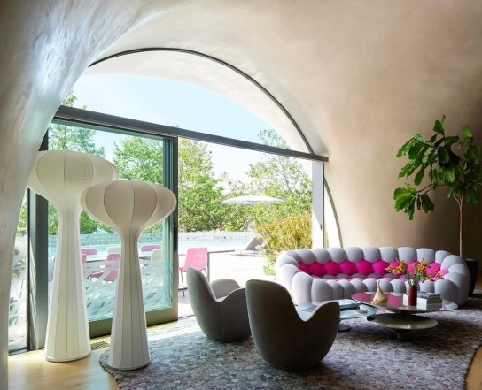 Нестандартний вибір форм та кольорів в будинку актора