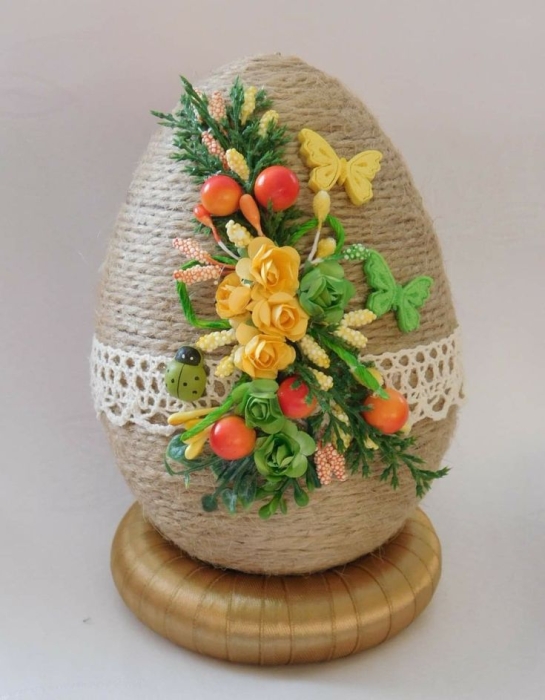 Яйцо из шпагата, с бедрами и цветами, фото