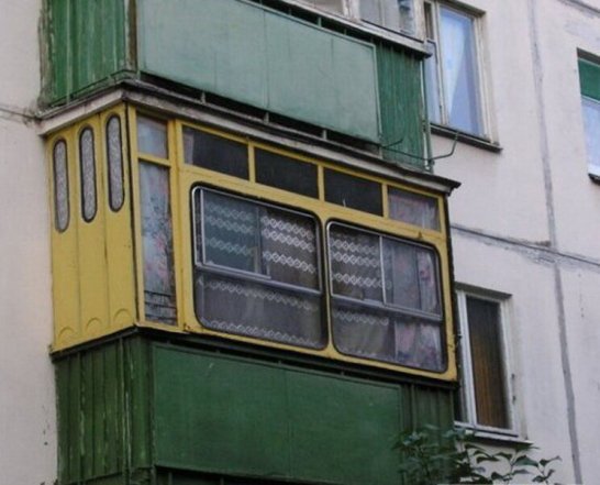 Балкон з автобусними вікнами СРСР