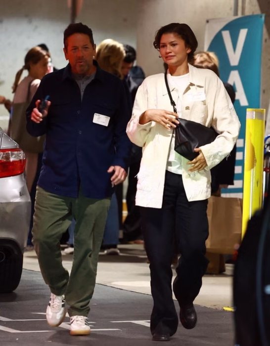 Зендея с золотым кольцом на безымянном пальце