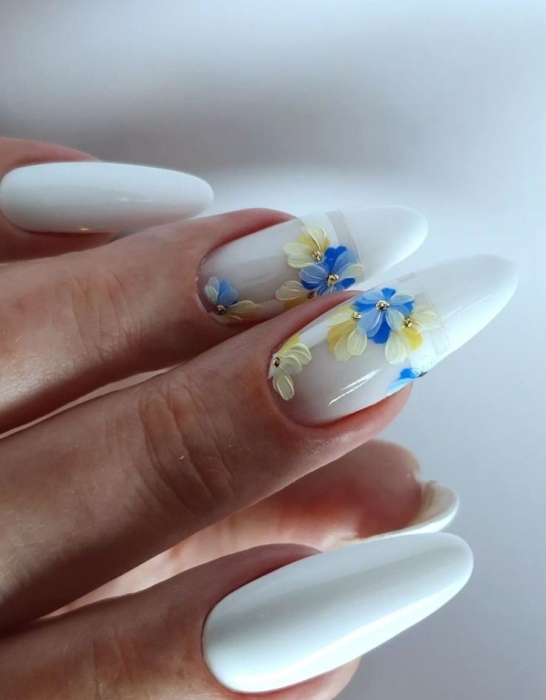 Желто-синие цветы на ногтях, фото