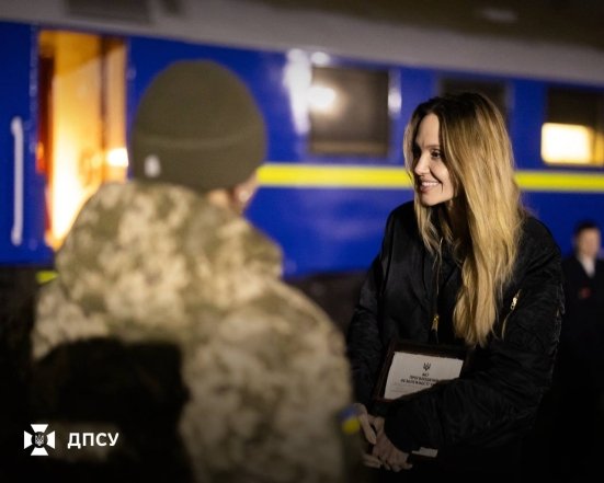 Прикордонники подякували Анджеліні Джолі за підтримку України