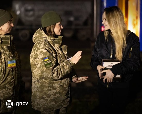 Анджеліна Джолі отримує подарунок від українських прикордонників