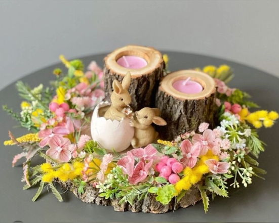 Подсвечник на Пасху с кроликами и цветами на срезе дерева, фото