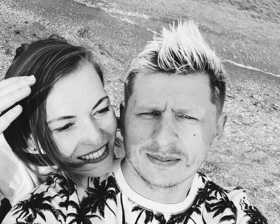 Гурт Фіолет Люблю коли: дивитися новий кліп з дружиною Сергія Мартинюка