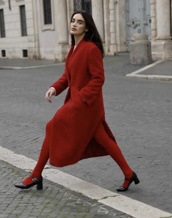 Красные колготки — супертренд, который в 2024 году будут носить все модницы (ФОТО) - фото №2