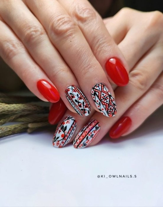 Модний патріотичний манікюр 2025