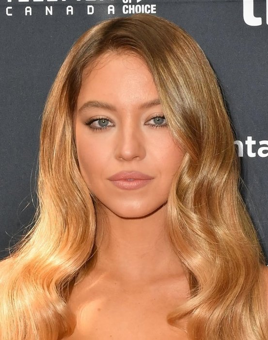 Делала ли Сидни Свиньи пластические операции: мнение хирурга о ее носе и асимметрии глаз