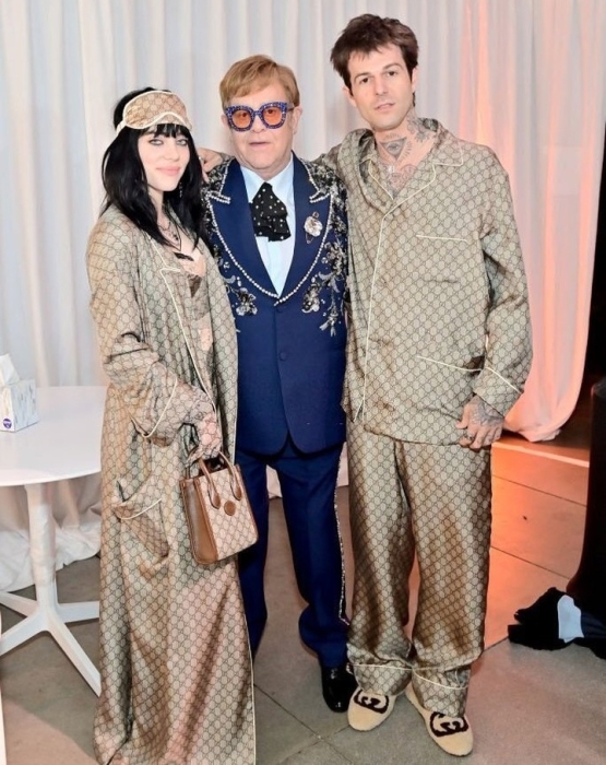 В одеяле Gucci за 300$: Билли Айлиш впервые вышла в свет со своим парнем Джесси Разерфордом (ФОТО) - фото №3